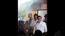 Wakil Presiden RI, Jusuf Kalla menyampaikan pesan di hadapan keluarga penumpang pesawat AirAsia QZ8501 di Bandara Juanda, Surabaya, Senin, (29/12). (Liputan6.com/Johan Tallo)