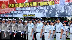 Anggota Korlantas Polri mengikuti apel gelar Pasukan Patuh Jaya 2016 di lapangan Korlantas Polri, Jakarta, Senin (16/5). Apel gelar pasukan ini dipimpin Wakakorlantas, Brigjen Pol Indrajit. (Liputan6.com/Gempur M Surya)