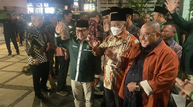 Ketua Umum PKB Muhaimin Iskandar alias Cak Imin menyambut kedatangan sejumlah elite PKS di  markas PKB, Jakarta Pusat. (Liputan6.com/Radityo Priyasmoro)