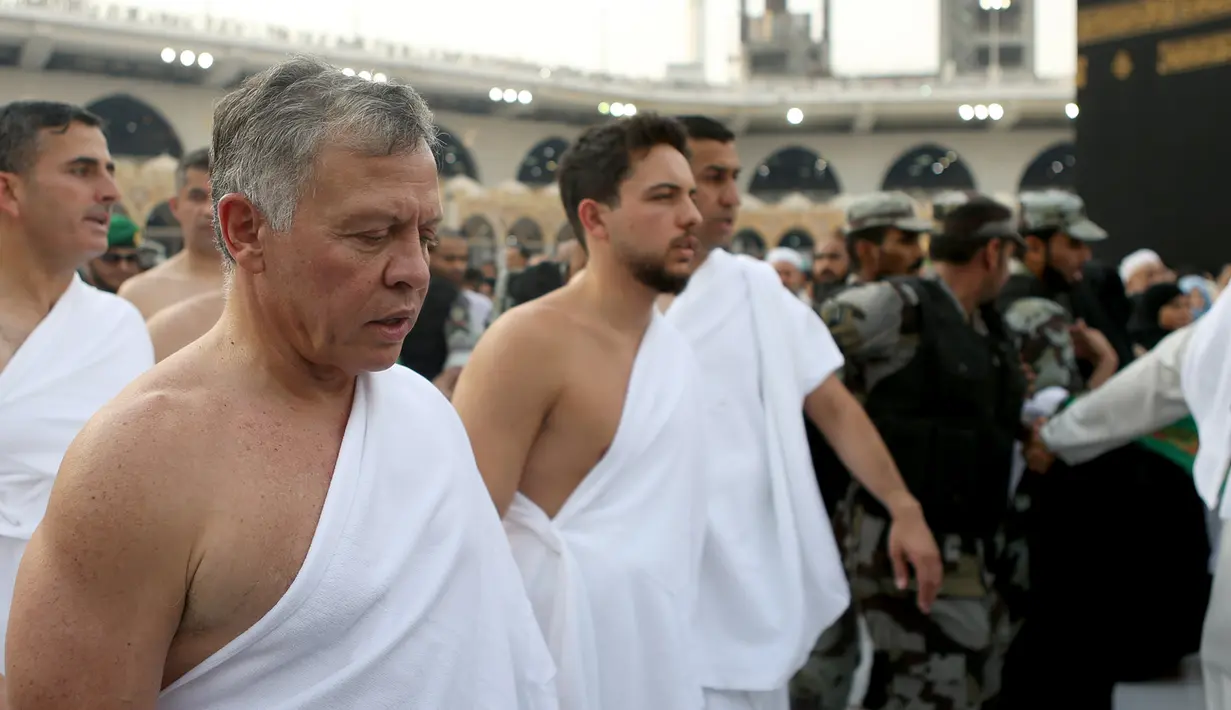 Raja Yordania, Abdullah II bin Al Hussein dan putranya Putra Mahkota Hussein bin Abdullah melakukan umrah saat bulan Ramdan di kota suci Mekkah (10/6). (AFP Photo/Jordanian Royal Palace/Yousef Allan)