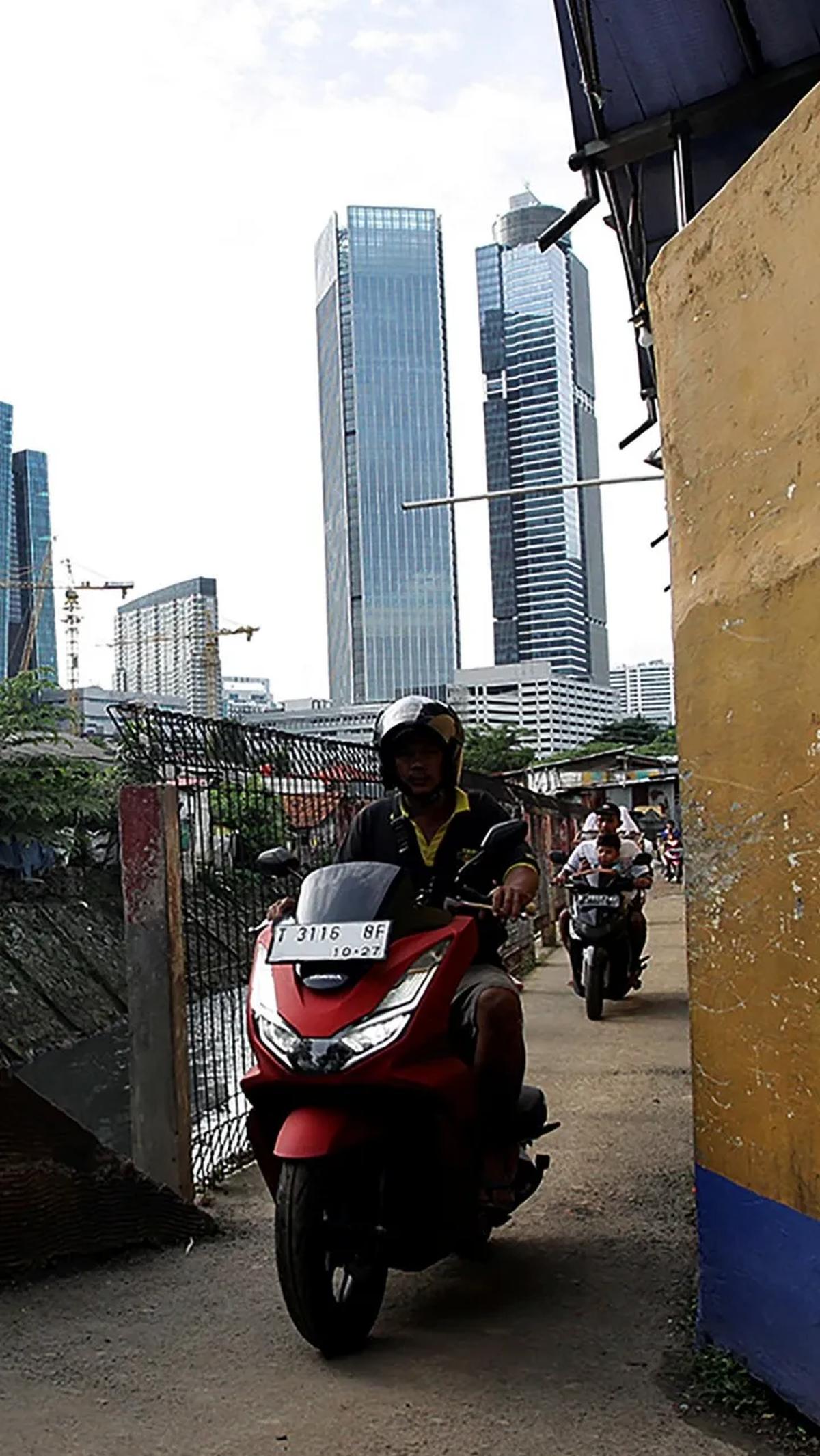 Melintas di jalan tikus tak boleh ugal-ugalan. Sopan santun tetap dijaga.