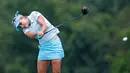 Pegolf Lexi Thompson melakukan pukulan pada putaran final Amerika Terbuka di Trump National Golf Club-New Jersey, 16 Juli 2017 waktu setempat. Sejumlah pegolf cantik ikut serta pada turnamen golf ini. (Matt Sullivan/Getty Images/AFP)