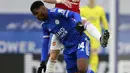 Penyerang Leicester City, Kelechi Iheanacho mengontrol bola dari kawalan bek Manchester United, Alex Telles pada pertandingan perempat final Piala FA di Stadion King Power, Inggris, Senin (22/3/2021). Anak asuh Brendan Rodgers ini akan berhadapan dengan Southampton di babak empat besar. (AP Photo/Ia