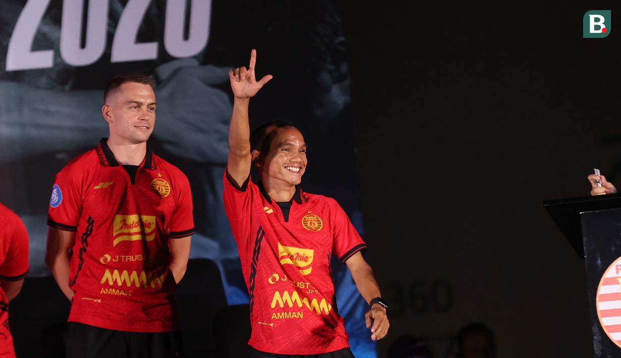 <p>Riko Simanjuntak memberikan salam jempol telunjuk dihadapan para Jakmania yang hadir di acara launching tim dan jersey Persija Jakarta yang berlangsung&nbsp;di Jakarta International Stadium (JIS), Rabu (7/8/2024) malam WIB.</p>