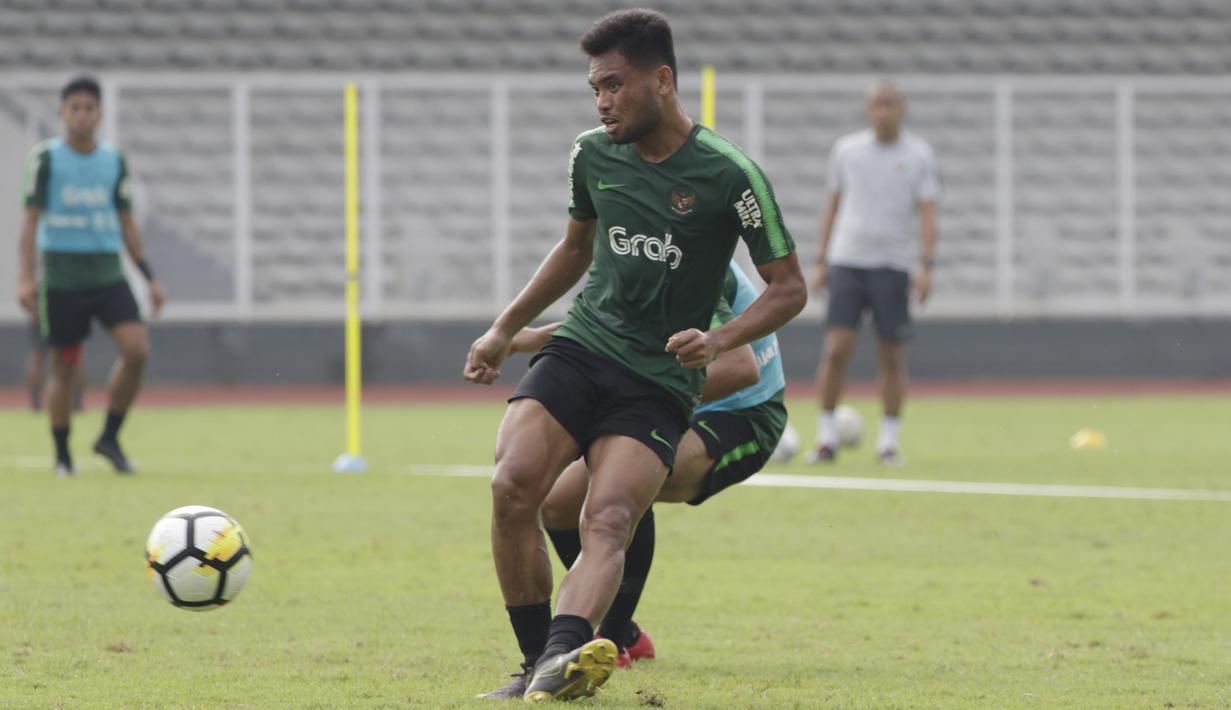 Pemain Timnas Indonesia U-23, Saddil Ramdani, mengirim umpan saat latihan di Stadion Madya, Jakarta, Rabu (13/3). Latihan ini merupakan persiapan jelang Kualifikasi Piala AFC U-23. (Bola.com/Vitalis Yogi Trisna)