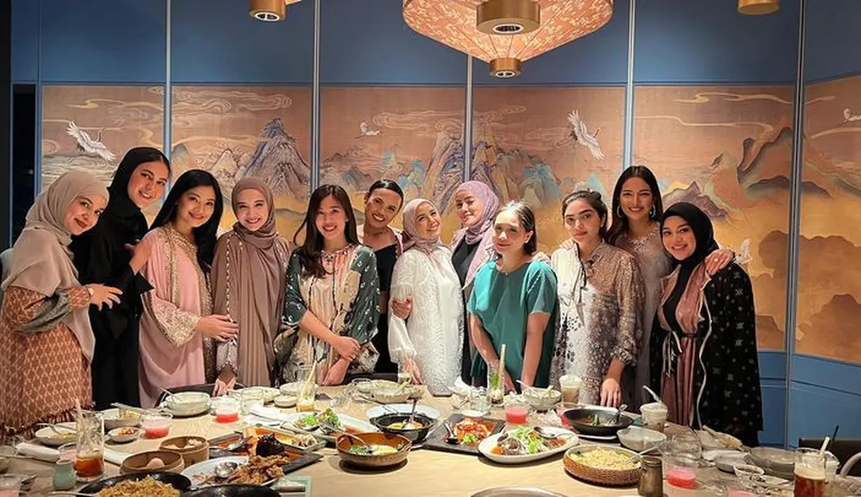 Terlihat juga kakak adik Zaskia Sungkar dan Shireen Sungkar. Hadir dengan pakaian nuansa cokelat dengan motif memikat. [Foto: @ashanty.ash]