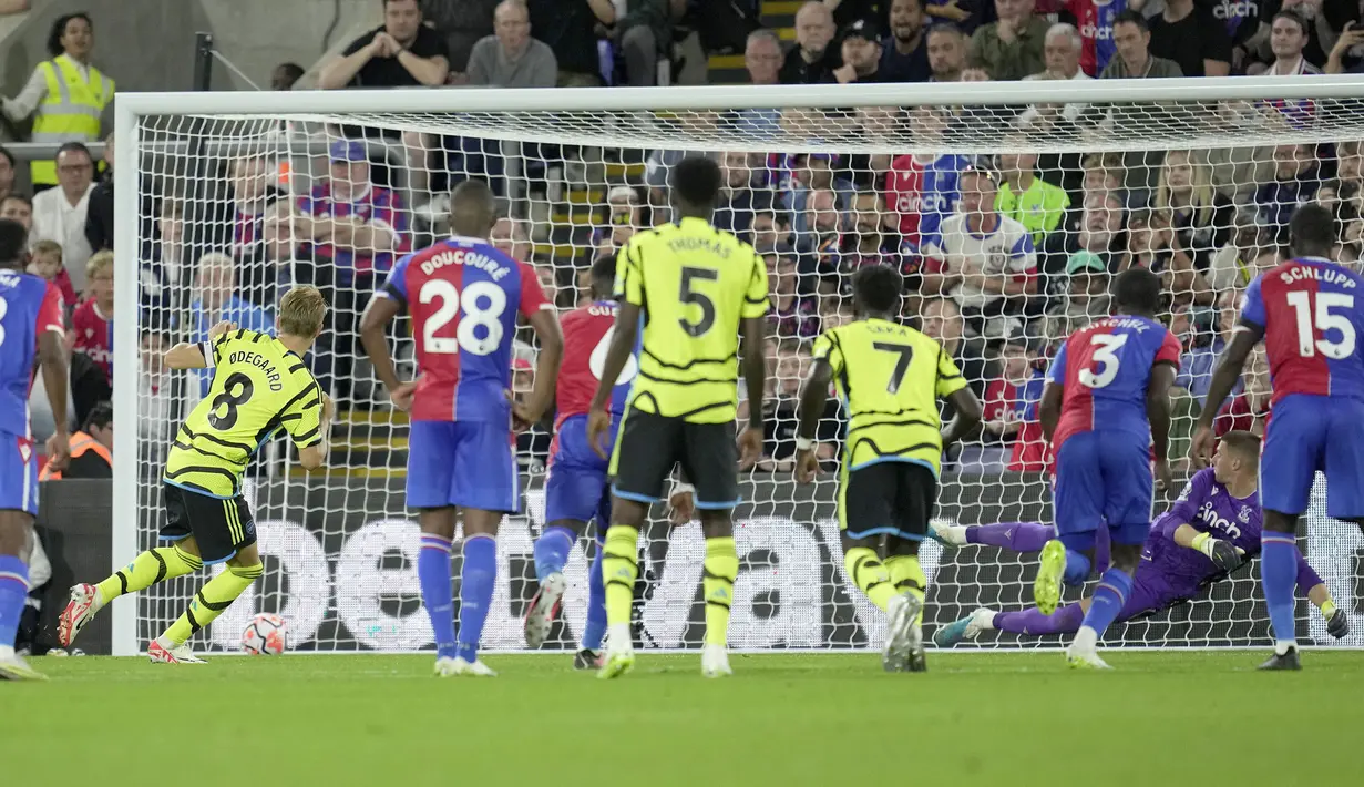 Gelandang Arsenal, Martin Odegaard (kedua kiri) mencetak gol melalui eksekusi penalti ke gawang Crystal Palace pada laga pekan kedua Liga Inggris 2023/2024 di Selhurst Park, London (21/8/2023). (AP Photo/Kin Cheung)