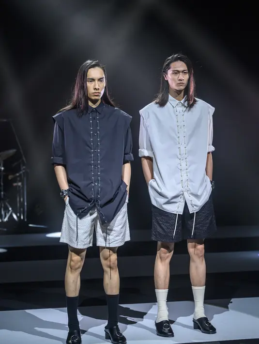 Model menampilkan kreasi dari brand fashion Hare selama koleksi musim semi / musim panas 2021 di Tokyo Fashion Week (15/10/2020). (AFP Photo/Philip Fong)
