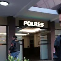 Aris Idol melaporkan Ihsan Tarore ke Polisi Jumat (7/7). Dengan nomor laporan LP/951/K/VII/2017/Restro Jaksel. Ihsan terancam hukuman 6 tahun penjara. (Deki Prayoga/Bintang.com)