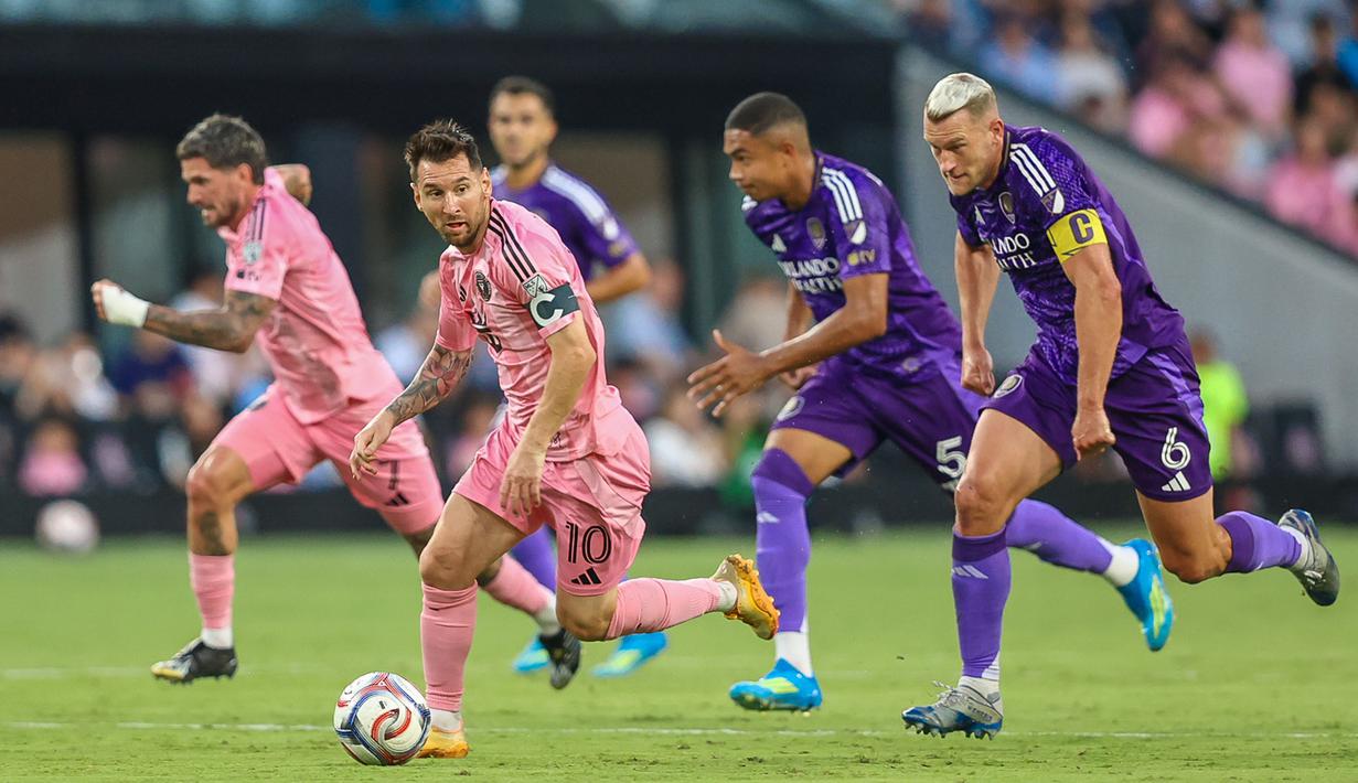 Awalnya, The Herons berhasil unggul telak tiga gol pada 35 menit pertama melalui Ian Fray (4'), Telasco Segovia (25'), dan Lionel Messi (33'). (AP Photo/Chris Arjoon)