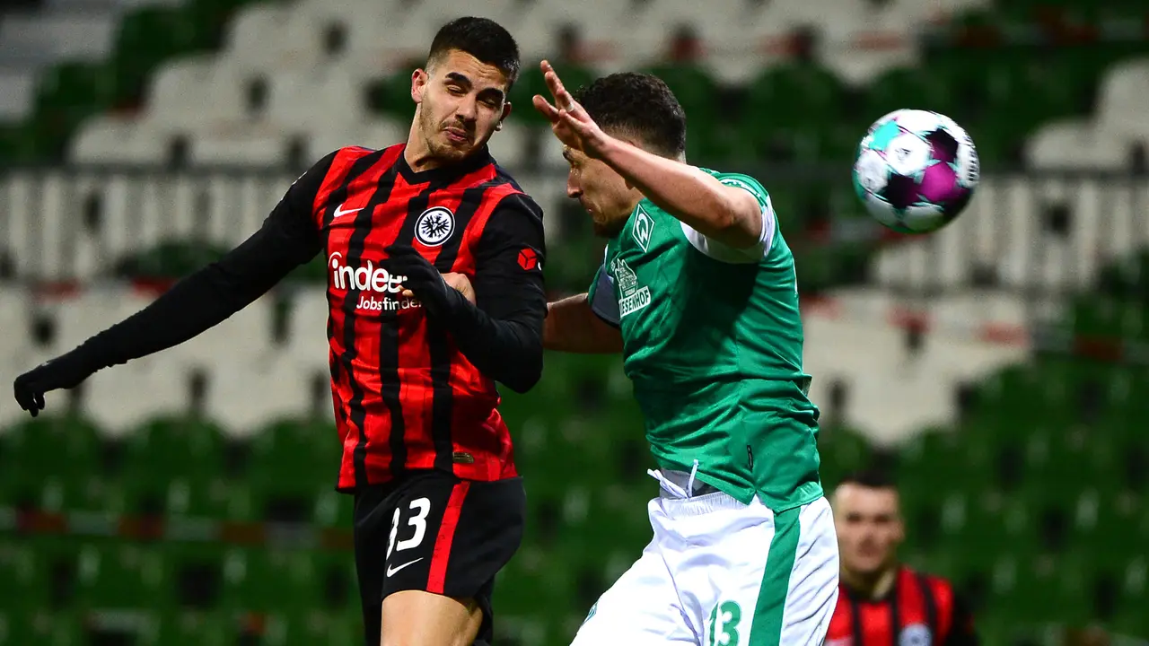 FOTO: Eintracht Frankfurt Gagal Menyodok ke Posisi 3 usai Kalah 1-2 dari Werder Bremen ; Andre Silva; Milos Veljkovic