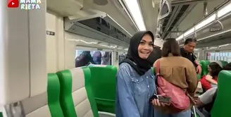 Artis senior Mama Rieta baru saja membagikan momen pulang kampung ke Yogyakarta. Seperti diketahui, ibunda Nagita Slavina itu merupakan kelahiran Jogja 61  tahun silam. Saat ke Jogja, ia menyempatkan melihat rumah masa kecilnya. [Youtube/Mama Rieta]