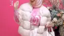 Turut ramaikan ‘demam’ Barbie, Irish Bella tampil mengenakan long sleeve pink yang serasi dengan kerudungnya. Ia memadukannya dengan jaket berbulu putih, rok ruffle, dan stiletto heels-nya. [Instagram/_irishbella_].