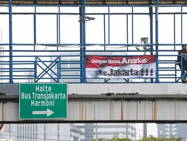 Spanduk imbauan tolak anarkisme terpasang di JPO di Jakarta, Minggu (11/10/2020). Spanduk imbauan untuk tidak melakukan aksi anarkisme merebak di sejumlah kawasan di Jakarta pascaaksi unjuk rasa massa yang menolak pengesahan Omnibus Law UU Cipta Kerja. (Liputan6.com/Faizal Fanani)