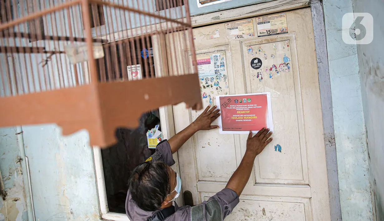 Warga memantau rumah warga yang sedang isolasi madiri di zona merah COVID-19 Kelurahan Petogogan RT 006 RW 003, Jakarta, Selasa (22/6/2021). Pemerintah Provinsi DKI Jakarta memperbarui data zona pengendalian virus Corona di tingkat rukun tetangga (RT) se-Ibu Kota.  (Liputan6.com/Faizal Fanani)
