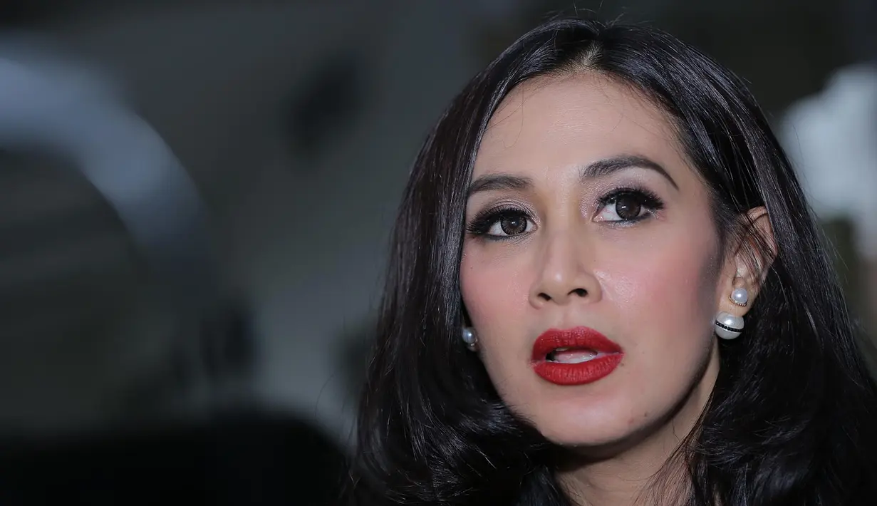 Meski sedang fokus dalam mendidik anak-anaknya, pemeran sinetron Warkop Millenium itu merasakan kangen dengan suasana kebersamaan di lokasi syuting. (Deki Prayoga/Bintang.com)