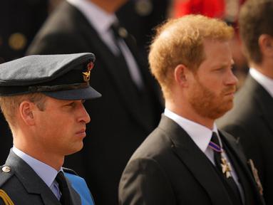 Pangeran William dan Pangeran Harry di pemakaman Ratu Elizabeth II. (Foto: AP Photo/Vadim Ghirda, Pool)