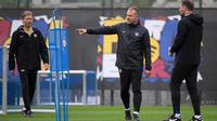 Pelatih Barcelona, Hansi Flick meminta timnya belajar dari kesalahan dan kembali ke jalur kemenangan. (Josep LAGO/AFP)