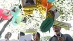 Aktivis Poros Indonesia Muda melakukan aksi pelepasan balon bertempelkan gambar politisi muda Indonesia di Gedung KPU, Jakarta, Rabu (1/8). Mereka berharap Pemilu 2019 mendapatkan pilihan yang membawa aspirasi kaum muda. (Liputan6.com/Helmi Fithriansyah)