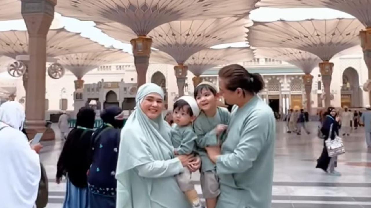 Potret Roger Danuarta dan Cut Meyriska Umrah ke Tanah Suci, Ajak Shaquille dan Jourell