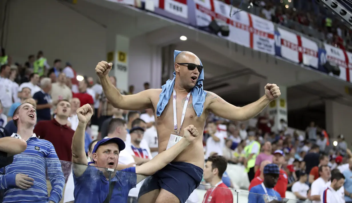 Cara suporter Inggris merayakan kemenangan timnya atas Tunisia pada grup E Piala Dunia 2018 di Volgograd Arena, Volgograd, Russia, (18/6/2018). Inggris menang 2-1. (AP/Thanassis Stavrakis)