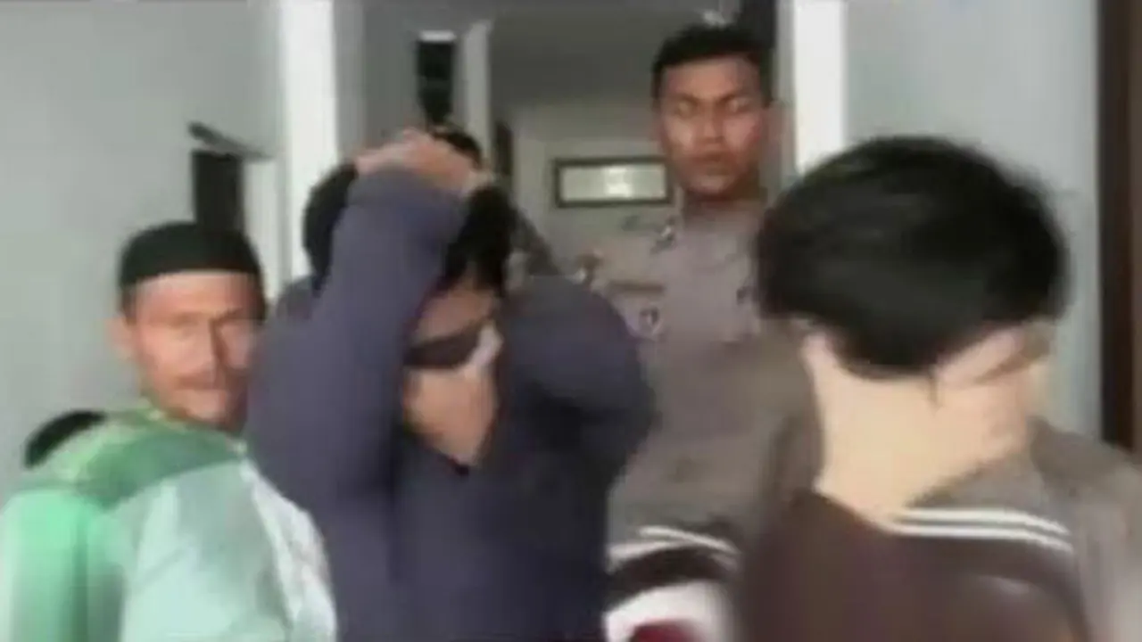 2 Pemuda Aceh Divonis 85 Kali Cambuk