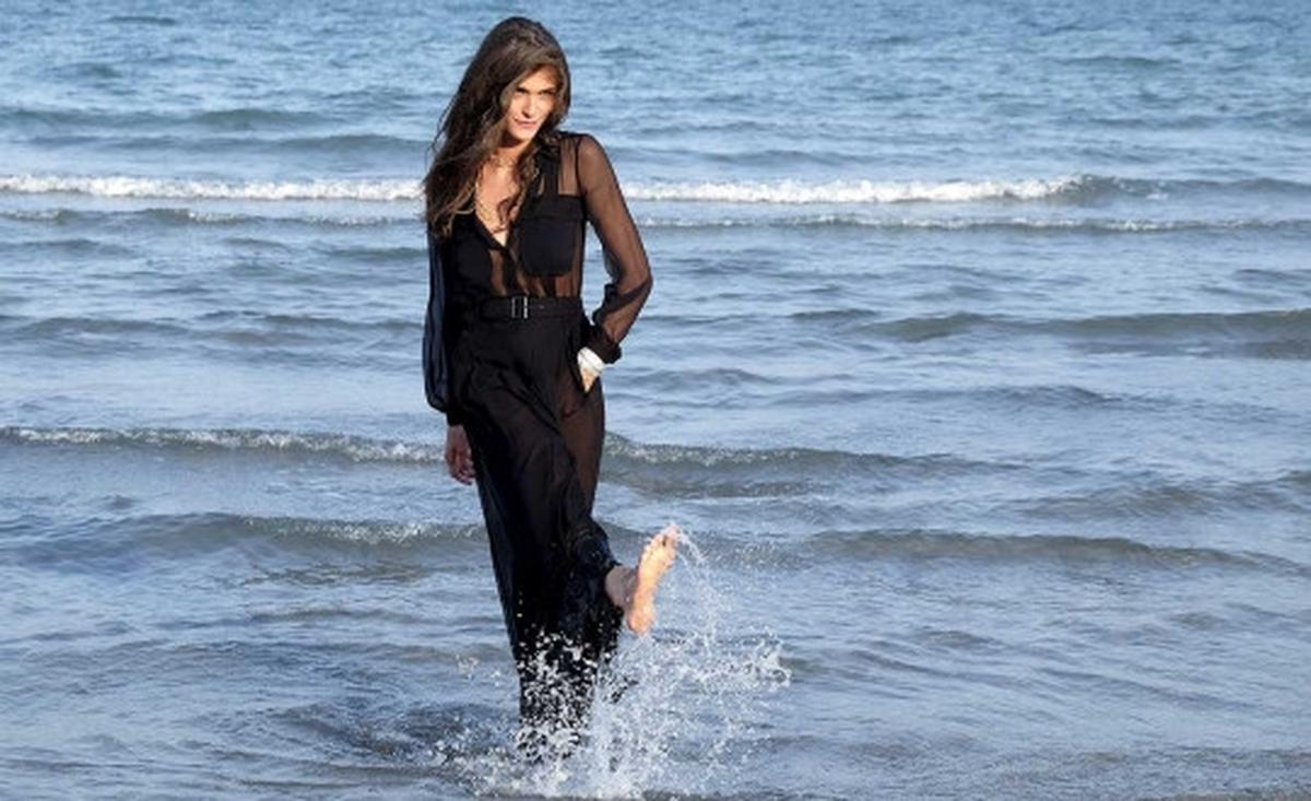 Berpose di pantai, model cantik Festival Film Venice ini jadi buruan