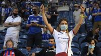 Suporter wanita Chelsea berada di tribun menunggu dimulainya pertandingan final Liga Champions antara Manchester City dan Chelsea di Stadion Dragao di Porto, Portugal, Sabtu (29/5/2021). (Pierre Philippe Marcou / Pool via AP)
