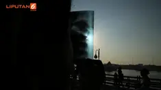 Gerhana matahari sebagian di Jakarta  berada pada puncaknya pada 07.21 WIB. Gerhana berakhir pada pukul 08.31 WIB. Sebagian warga Jakarta menikmati fenomena langka ini di Pantai Ancol.