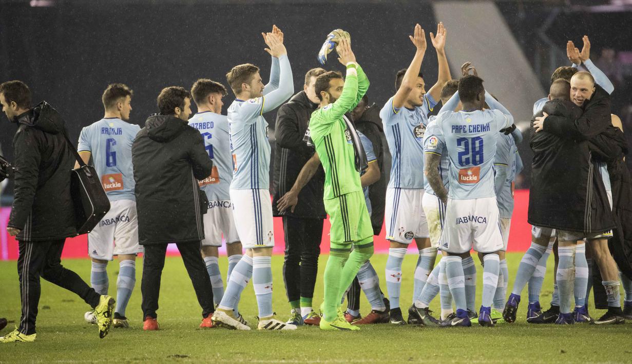 Para pemain RC Celta de Vigo merayakan kesuksesan tinya lolos ke semifinal Copa Del Rey usai menyingkirkan Real Madrid di di Balaidos stadium, Vigo, Spain, Rabu (25/1/2017).  (AP/Lalo R. Villar)