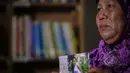 Narsiah, ibu kandung Wanipah saat ditemui di sekretariat Serikat Pekerja Indonesia Luar Negeri (SPILN), Jakarta, Minggu (17/5). Wanipah, TKI asal Indramayu, Jawa Barat, kini tengah menanti hukuman mati di China. (Liputan6.com/Faizal Fanani)