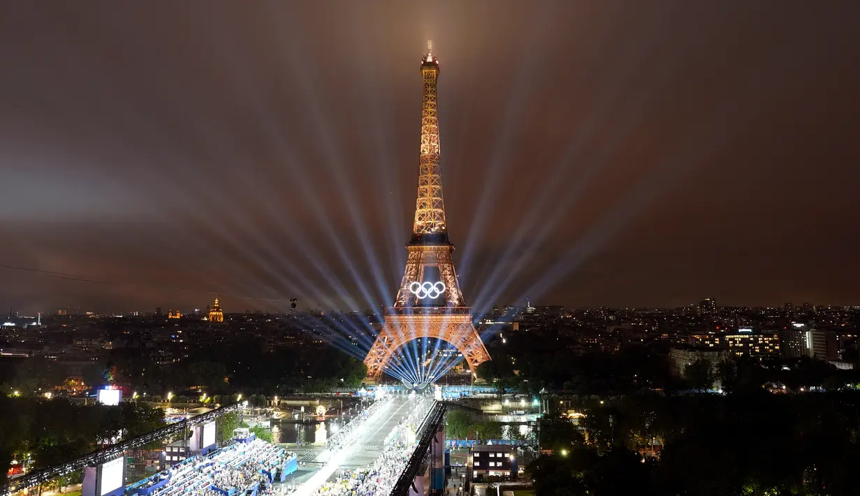 Acara pembukaan Olimpiade Paris diikuti sekitar 6.000 hingga 7.000 atlet akan berlayar menyusuri sungai Seine sepanjang 6 kilometer di kota Paris. (Cheng Min / POOL / AFP)