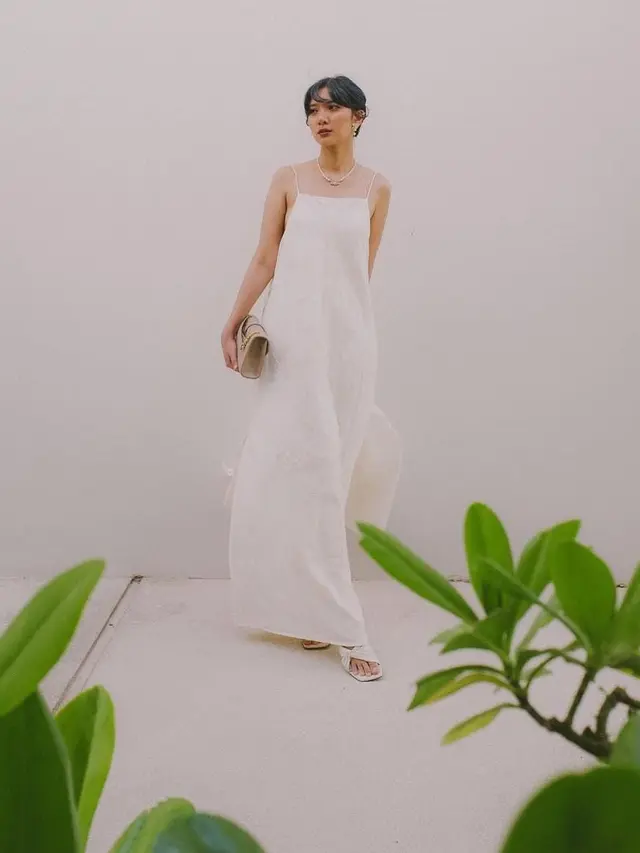 Gaya Sheila Dara Pemeran Film Sore saat Pakai Dress