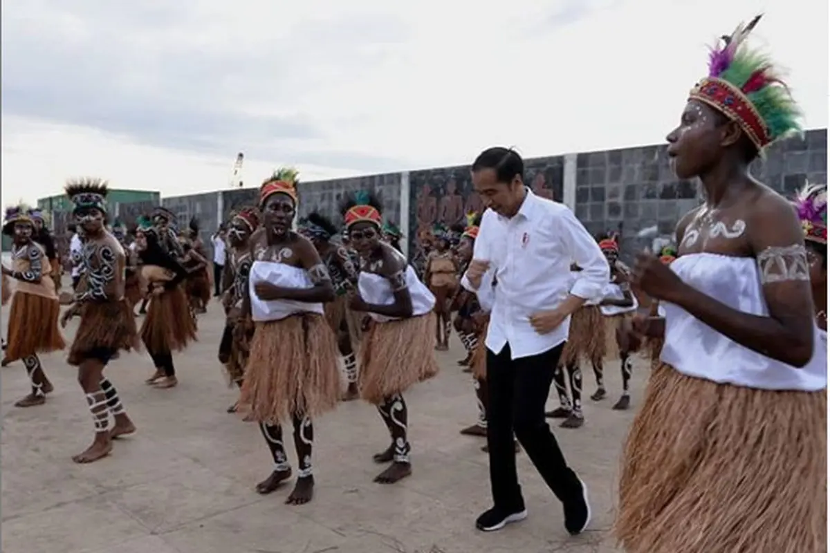 Presiden Joko Widodo (Jokowi) disambut warga saat mengunjungi Kabupaten Kaimana, Papua Barat, Minggu (27/10/2019).