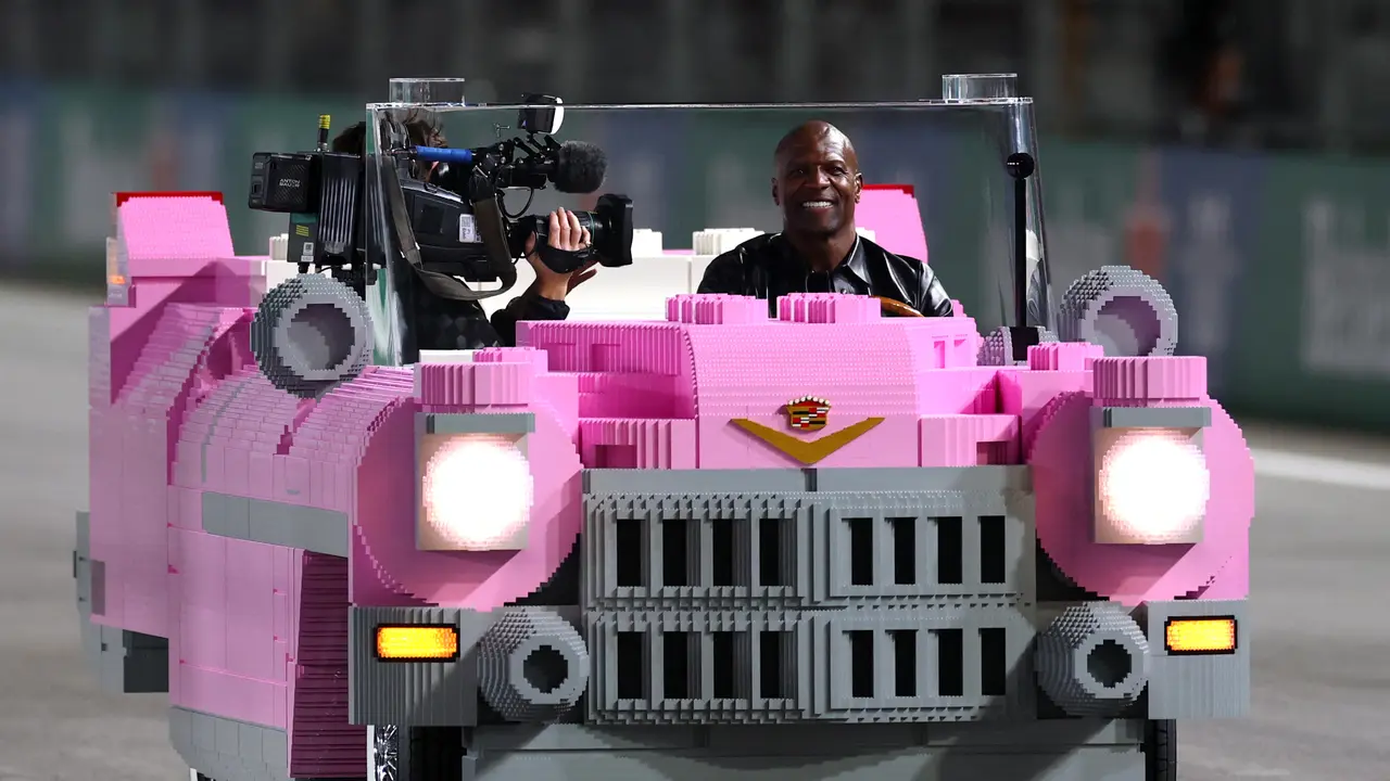 Menggemaskan! Tampilan Lego Cadillac Pink Ala Elvis Presley yang Curi Perhatian di F1 Las Vegas Grand Prix 2025