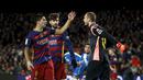 Pemain Barcelona, Luis Suarez (kiri) terlihat beradu mulut dengan Kiper Espanyol, Pau Lopez pada laga 16 besar Copa del Rey di Stadion Camp Nou, Barcelona, Kamis (7/1/2016) dini hari WIB.  (REUTERS/Albert Gea)