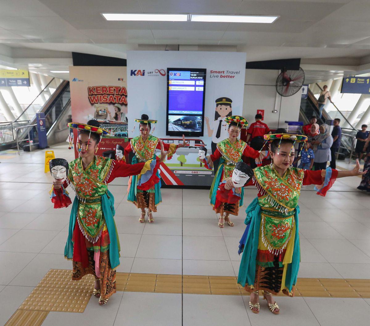 Sekelompok penari menampilkan Tari Topeng Betawi di Stasiun Light Rail Transit (LRT) Dukuh Atas, Jakarta, Sabtu (22/6/2024). LRT Jabodebek menghadirkan kesenian Tari Topeng Betawi dalam rangka menyemarakkan Hari Ulang Tahun (HUT) ke-497 DKI Jakarta. Liput