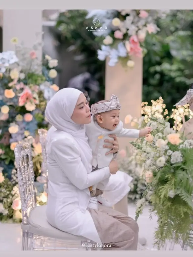Lesti Kejora dan Baby L di lamaran sang kakak (instagram.com/menatadesign)