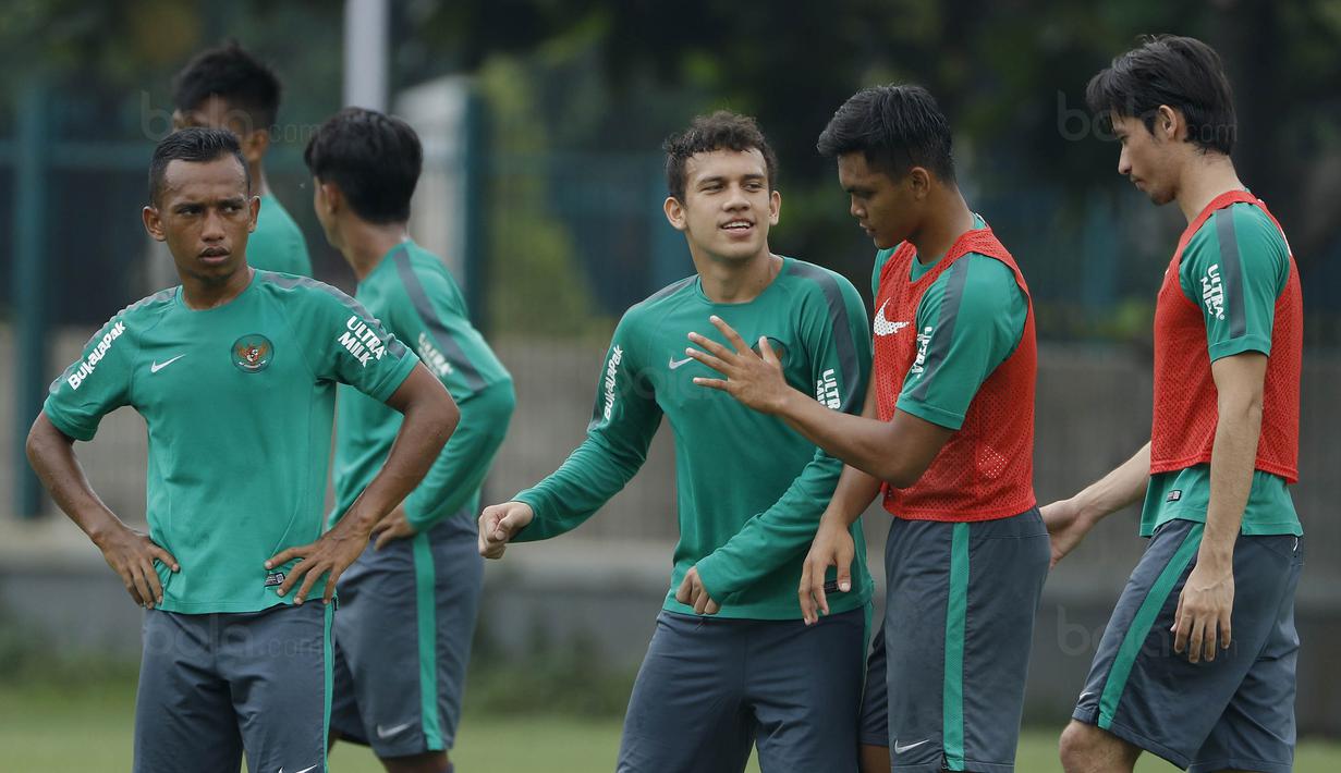 Penyerang Indonesia, Egy Maulana Vikri, bercanda dengan Rachmat Irianto, saat latihan di Lapangan ABC, Kamis (18/1/2018). Tampil memukau bersama Timnas Indonesia U-19, Egy berpeluang perkuat Timnas di Asian Games 2018. (Bola.com/M Iqbal Ichsan)