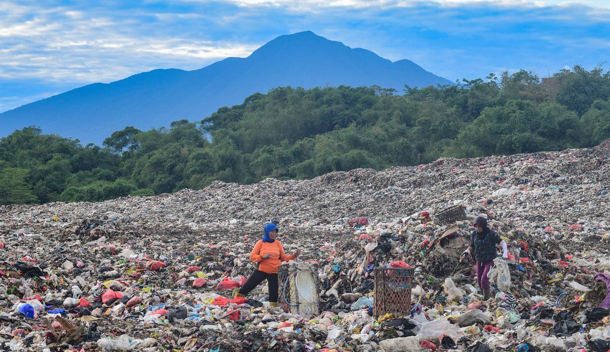 Warga yang berprofesi sebagai pemulung mengumpulkan sampah plastik dengan latar belakang Gunung Gede-Pangrango di Tempat Pembuangan Akhir Galuga, Bogor, Kamis (6/11/2025). Data Sistem Informasi Pengelolaan Sampah Nasional (SIPSN) menunjukkan bahwa jumlah sampah plastik menempati posisi kedua sebesar 19,52 persen dari total timbulan sampah nasional 34,9 juta ton yang dilaporkan pada 2024. (merdeka.com/Arie Basuki)