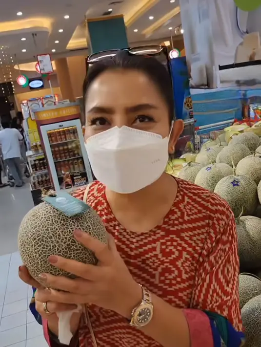 Tak disangka saat berbelanja ke supermarket, Mayangsari melihat tumpukan melon yang dipetik dari kebun miliknya. (Liputan6.com/IG/@mayangsarioffcial)