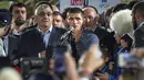 Khabib Nurmagomedov memberikan pidato dihadapan penggemarnya di Stadion Anzhi Arena, Rusia, Senin (8/10). Khabib menjadi pusat perhatian dunia setelah sukses mempertahankan sabuk juara kelas ringan UFC melawan Conor McGregor. (AFP/Vasily MAXIMOV)