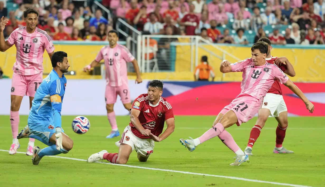 Kiper Al Ahly, Mohamed El Shenawy, berusaha menghalau bola tendangan pemain Inter Miami, Tadeo Allende, pada pertandingan pembuka Grup A Piala Dunia Antarklub 2025 di Hard Rock Stadium pada Minggu (15/6/2025). (AP Photo/Rebecca Blackwell)