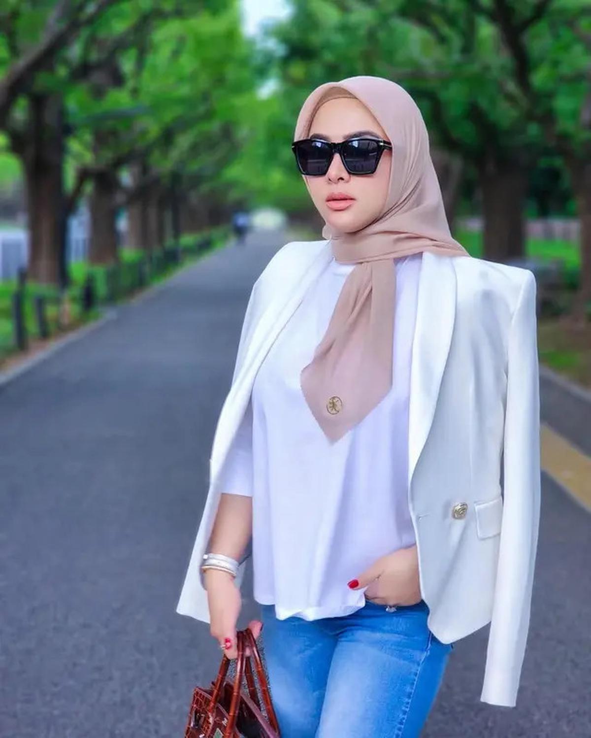 7 Outfit Syahrini dengan Blazer, Inspirasi Gaya Trendi dan Elegan