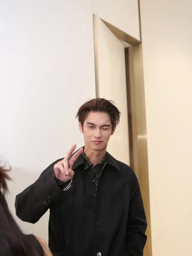 6 Pesona Maskulin Bright Vachirawit dalam Balutan Outerwear Ikonik di Acara Eksklusif Burberry Jakarta