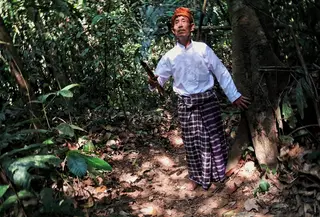 Maman Sarno juru kunci hutan Leweung Gede Kampung Adat Kuta. (Liputan6.com/Wisnoe Moerti)