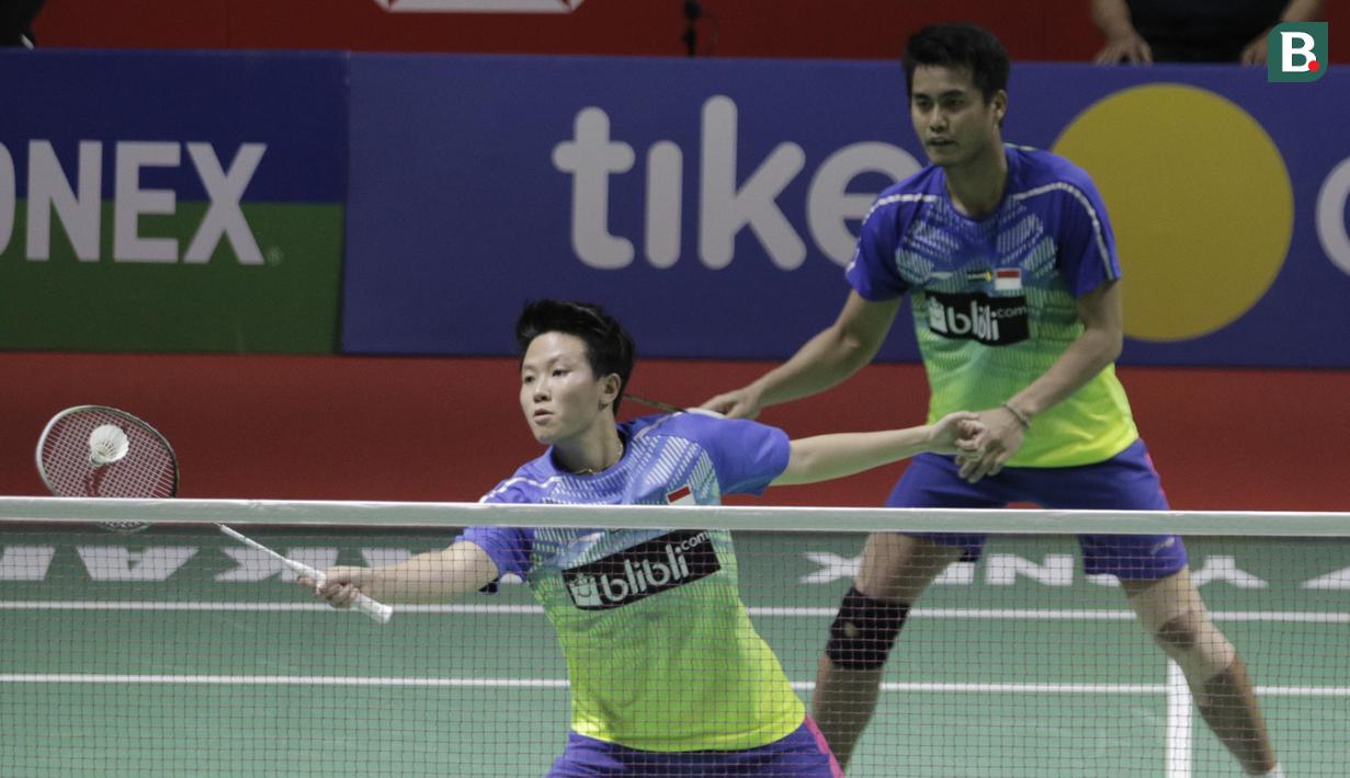 Tontowi Ahmad/Liliyana Natsir saat melawan pasangan Malaysia, Chan Peng Soon/Goh Liu Ying pada final Indonesia Open 2018 di Istora Senayan, Jakarta, Minggu, (8/6/2018). Tontowi/Liliyana menang 21-17, 21-8. (Bola.com/M Iqbal Ichsan)
