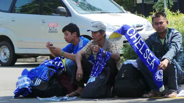 Fans Chelsea Membirukan Stadion GBK