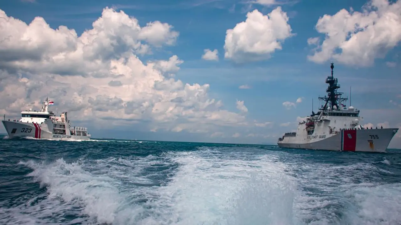Kapal penjaga Pantai AS latihan bersama Bakamla RI di selat Singapura. (Dokumentasi Kedubes AS di Jakarta/Sersan Kevin Rivas)