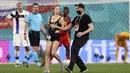 Menjelang akhir pertandingan antara Finlandia melawan Belgia pada Selasa (22/06/2021) dini hari WIB, ada suporter cantik nan seksi yang mengenakan baju serba hitam berlari ke tengah lapangan. (Foto: AP/Pool/Lars Baron)